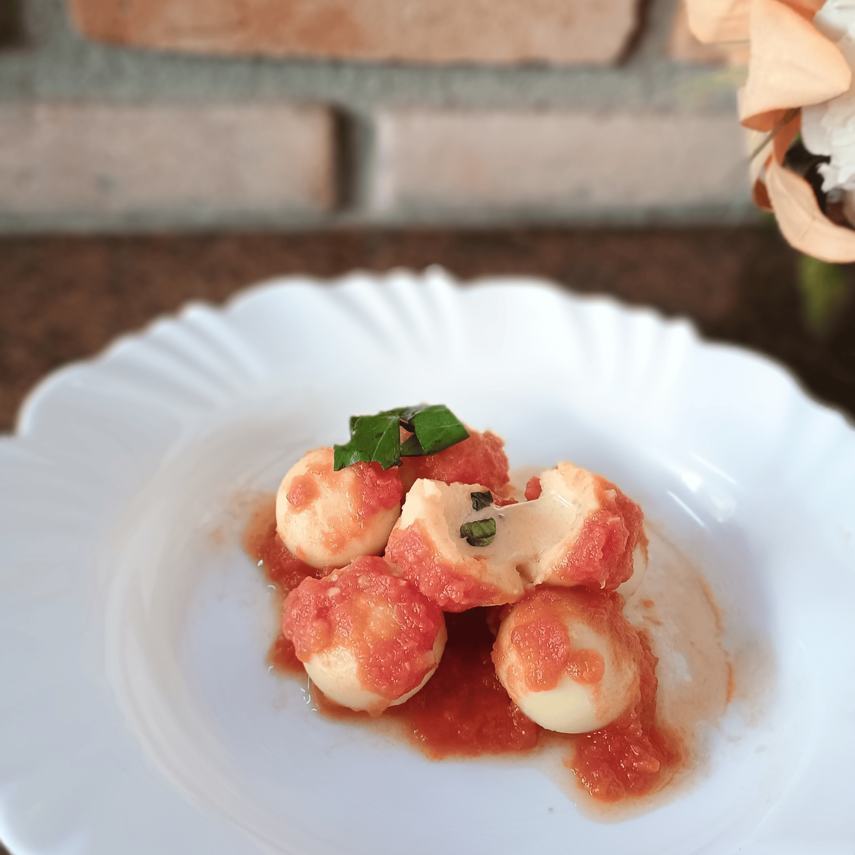 Nhoque com queijo e manjericão