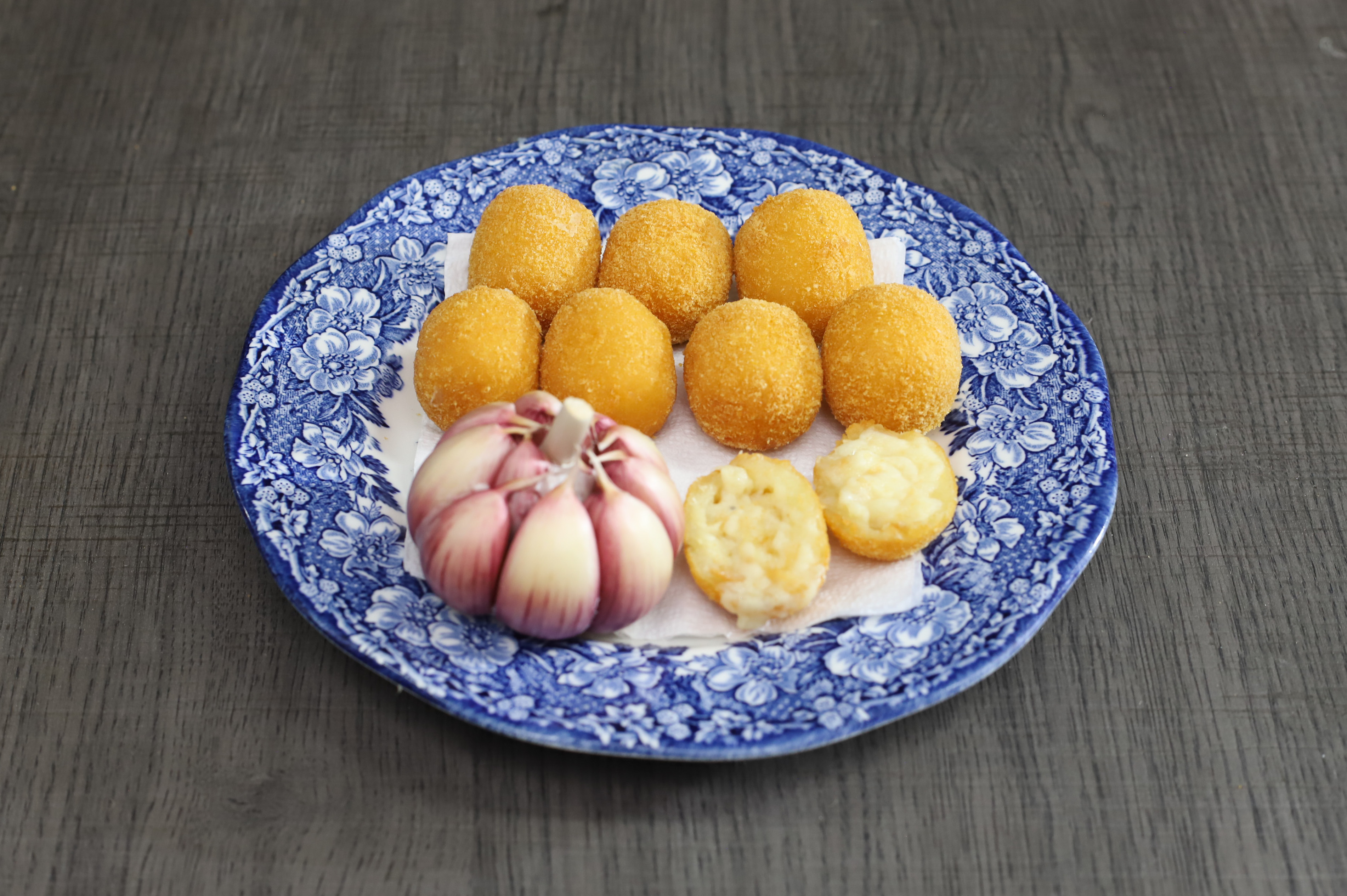 Bolinho de queijo com alho